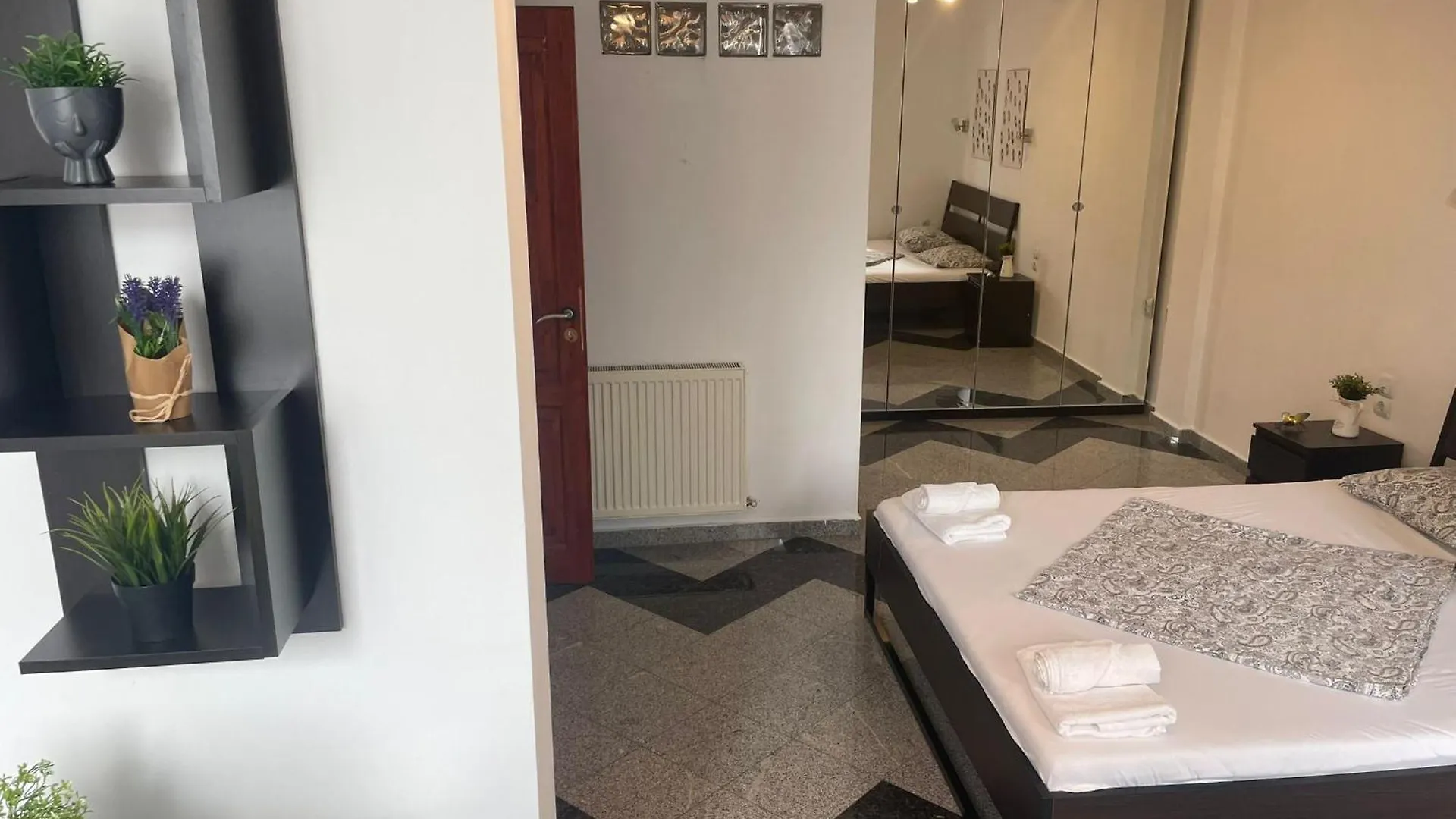 Nice 1 Bdrm Apartment In Center Бухарест