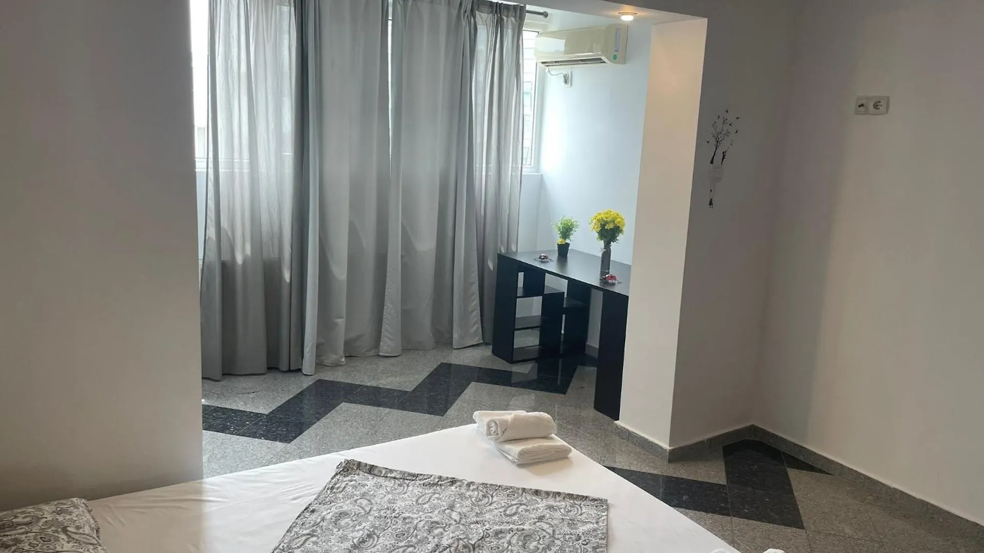Nice 1 Bdrm Apartment In Center Boekarest