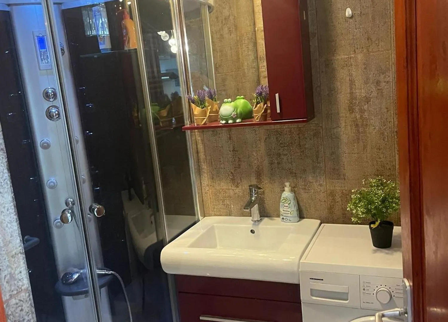 Nice 1 Bdrm Apartment In Center Boekarest