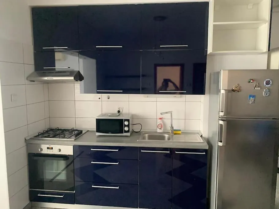 Nice 1 Bdrm Apartment In Center contacts
